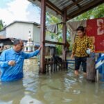 ឯកឧត្តម អ៊ុំ រាត្រី អញ្ជើញចុះពិនិត្យស្ថានភាពទឹក និងបាននាំយកអំណោយ សួរសុខទុក្ខបងប្អូនប្រជាពលរដ្ឋតាមខ្នងផ្ទះ ចំនួន៤សង្កាត់ក្នុងក្រុងសិរីសោភ័ណ
